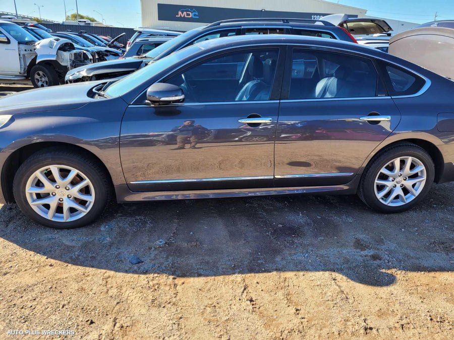 2010 Nissan Maxima Left Rear Door Sliding 2010 Nissan Maxima Left Rear Door Sliding