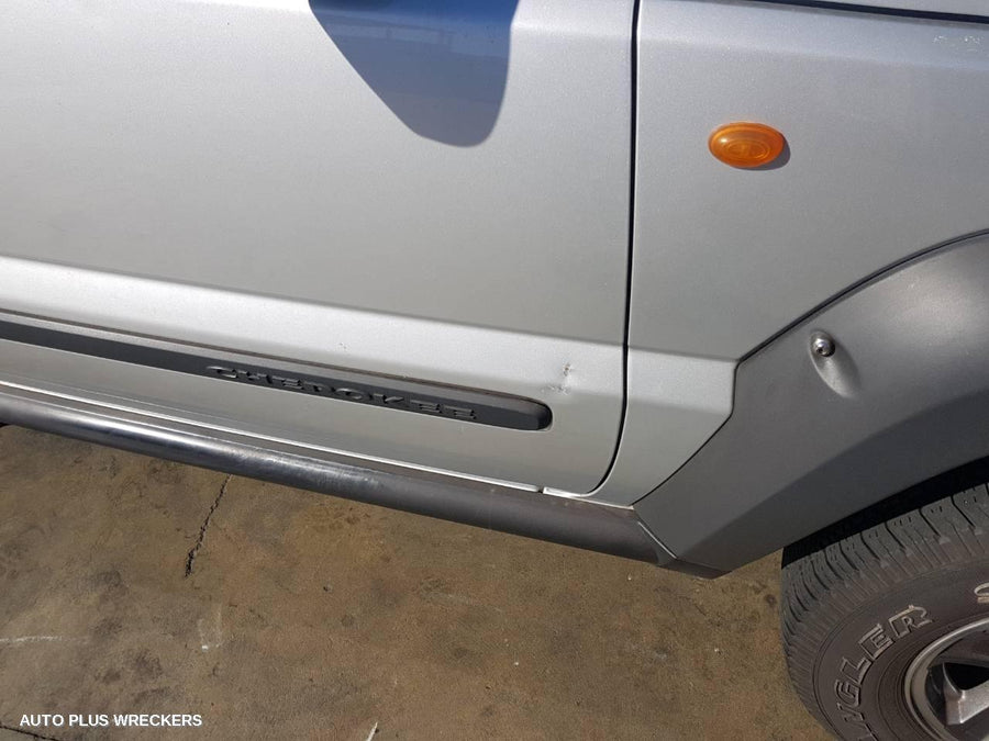 2005 Jeep Cherokee Left Front Door
