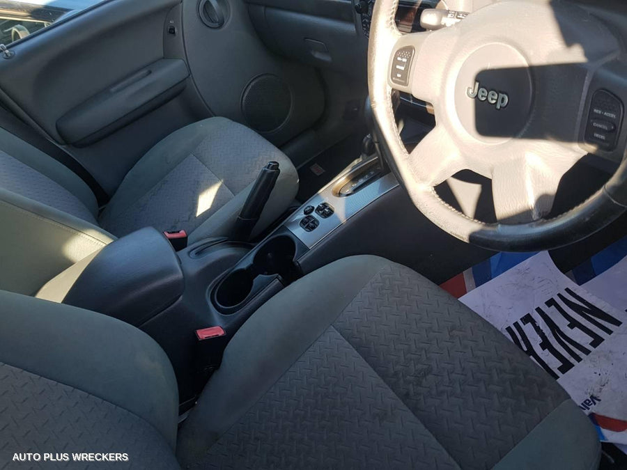 2005 Jeep Cherokee Left Front Door