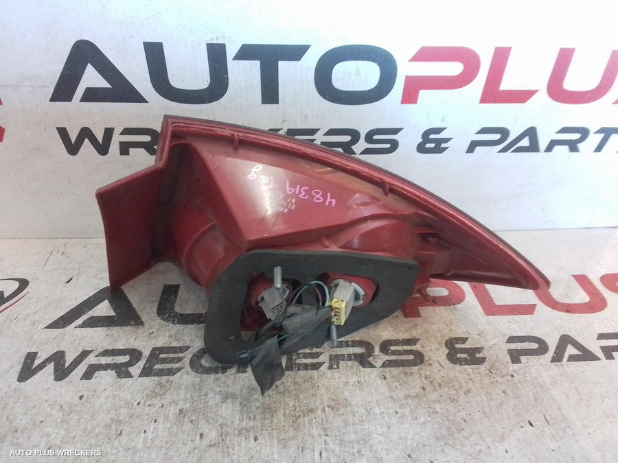 2004 MAZDA 3 LEFT TAILLIGHT