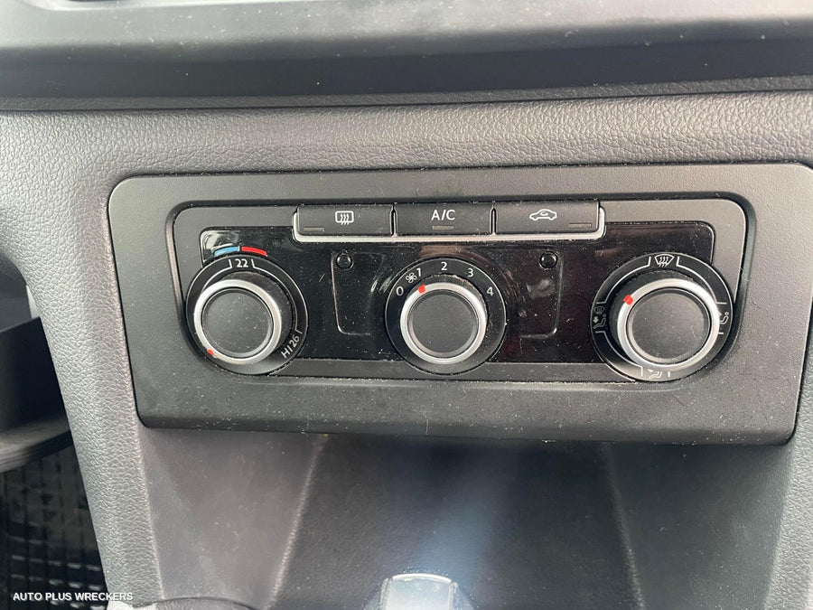 2016 Volkswagen Amarok Headrest