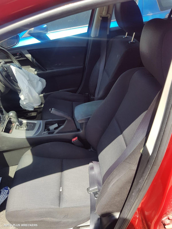 2011 MAZDA 3 RIGHT REAR 1 4 DOOR GLASS