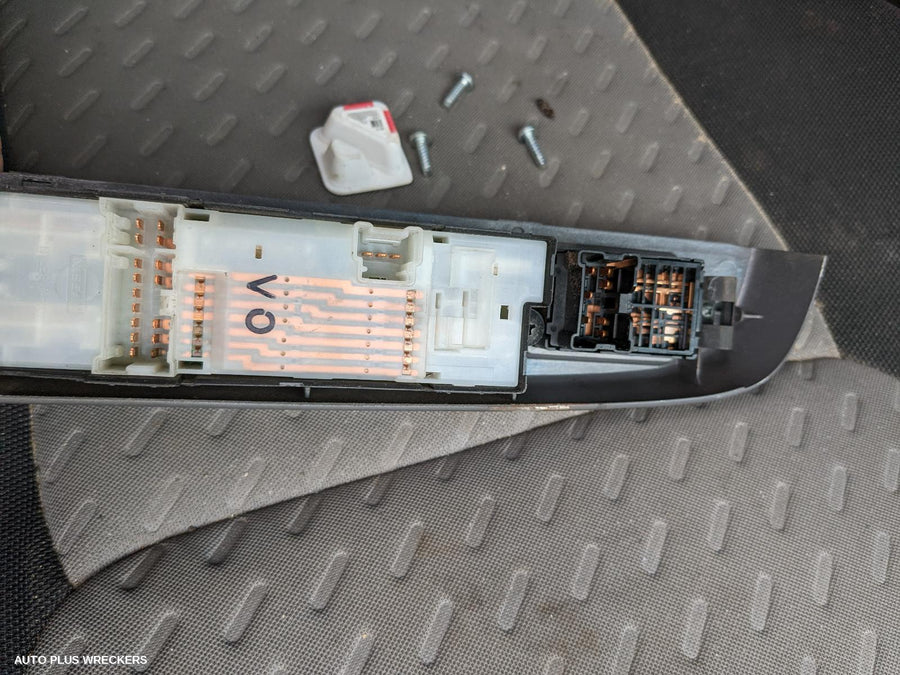 2008 Nissan Navara Left Guard