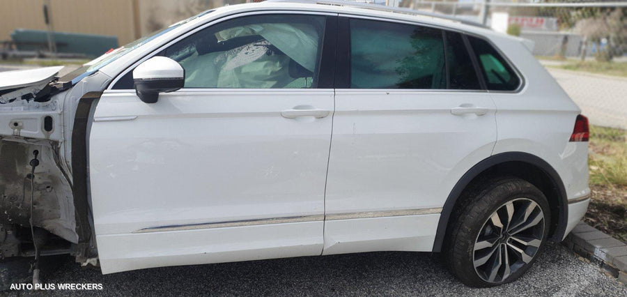 2016 VOLKSWAGEN TIGUAN LEFT TAILLIGHT