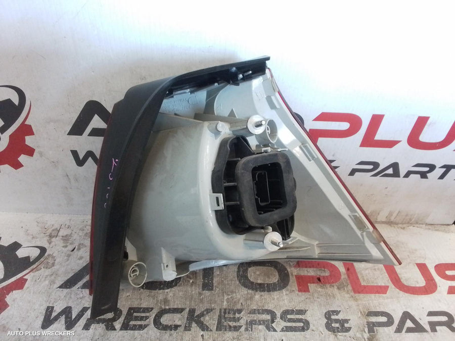 2005 Volkswagen Golf Left Taillight