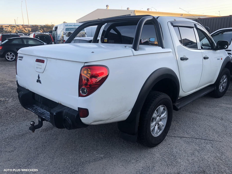 2007 Mitsubishi Triton Left Guard
