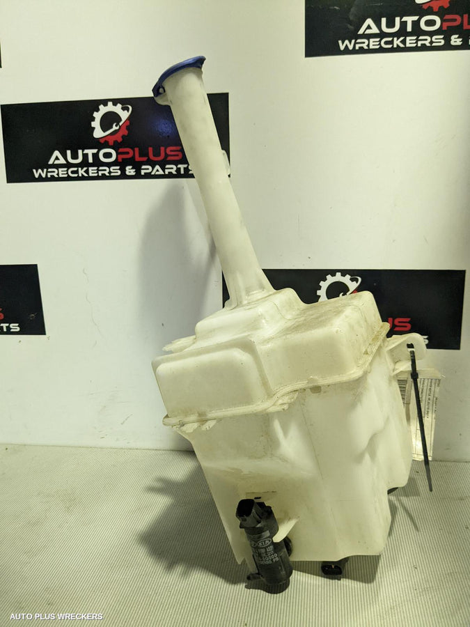 2011 Hyundai I45 Washer Bottle