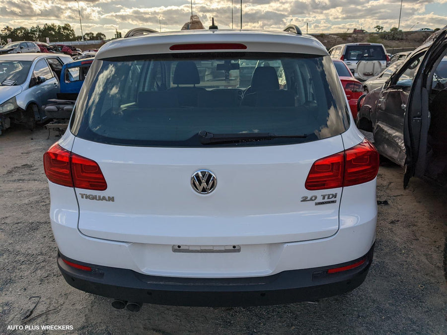 2012 Volkswagen Tiguan Left Taillight