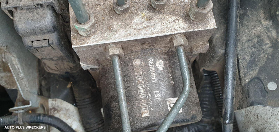 2013 Nissan Navara Right Front Door Window