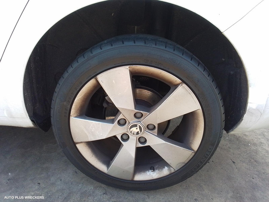 2014 SKODA OCTAVIA RIGHT REAR DOOR SLIDING