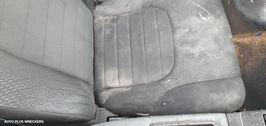 2013 Nissan Navara Right Front Door Window