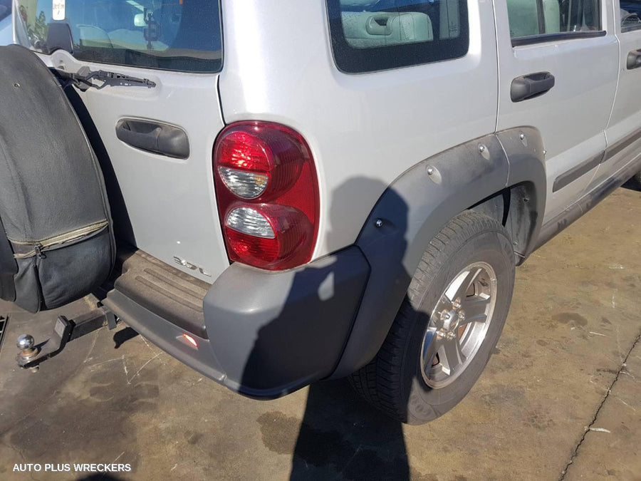 2005 Jeep Cherokee Left Front Door