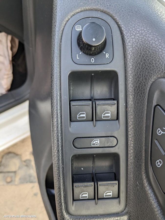 2011 VOLKSWAGEN GOLF LEFT REAR DOOR SLIDING