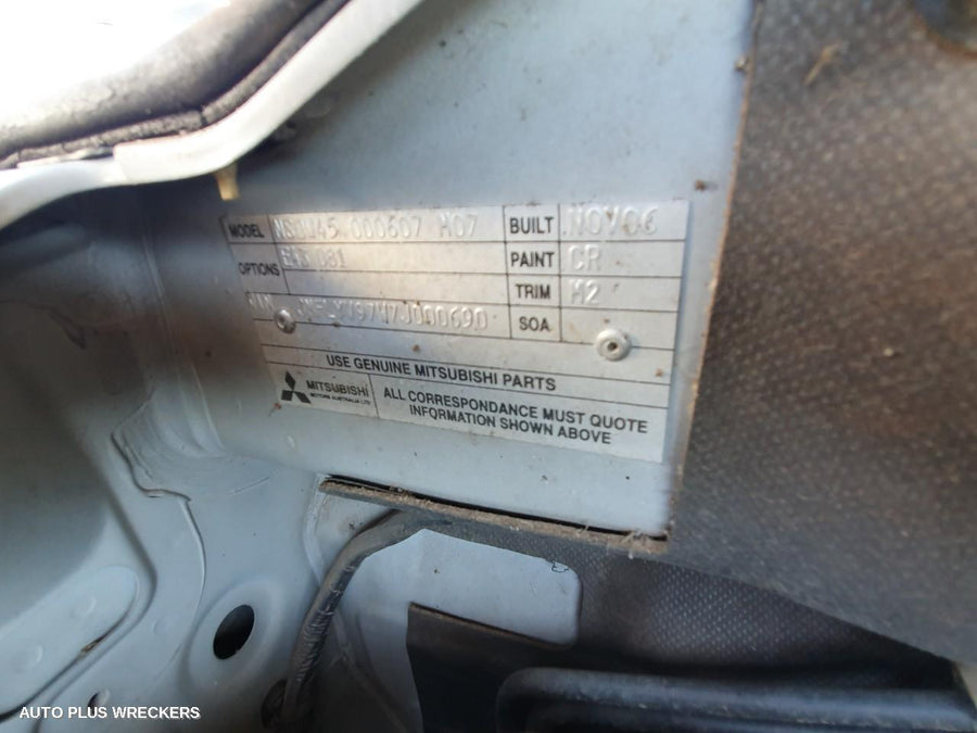 2007 Mitsubishi Pajero Right Front Door Window