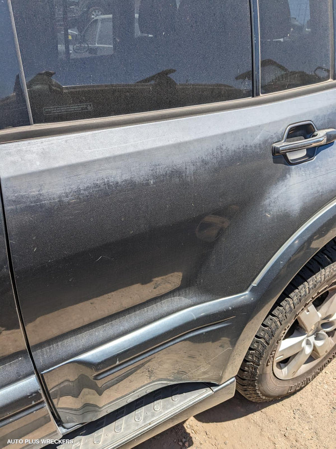 2005 Mitsubishi Pajero Left Front Door