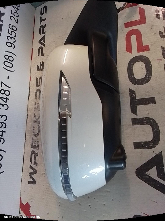 2015-2019 Nissan Juke Right Door Mirror