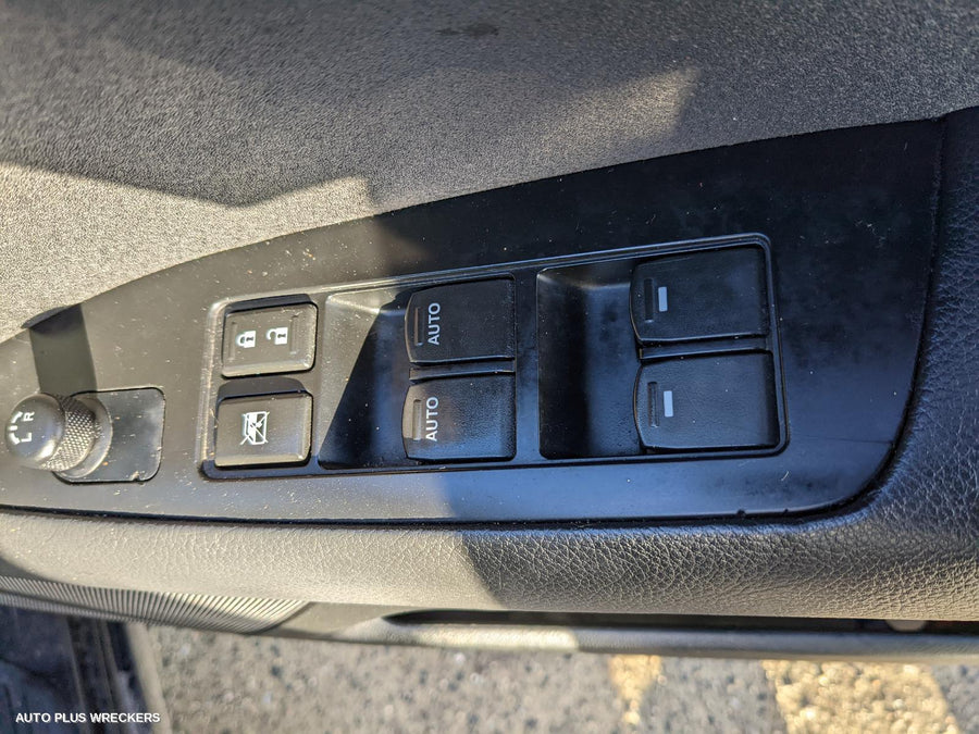 2010 Suzuki Kizashi Left Taillight