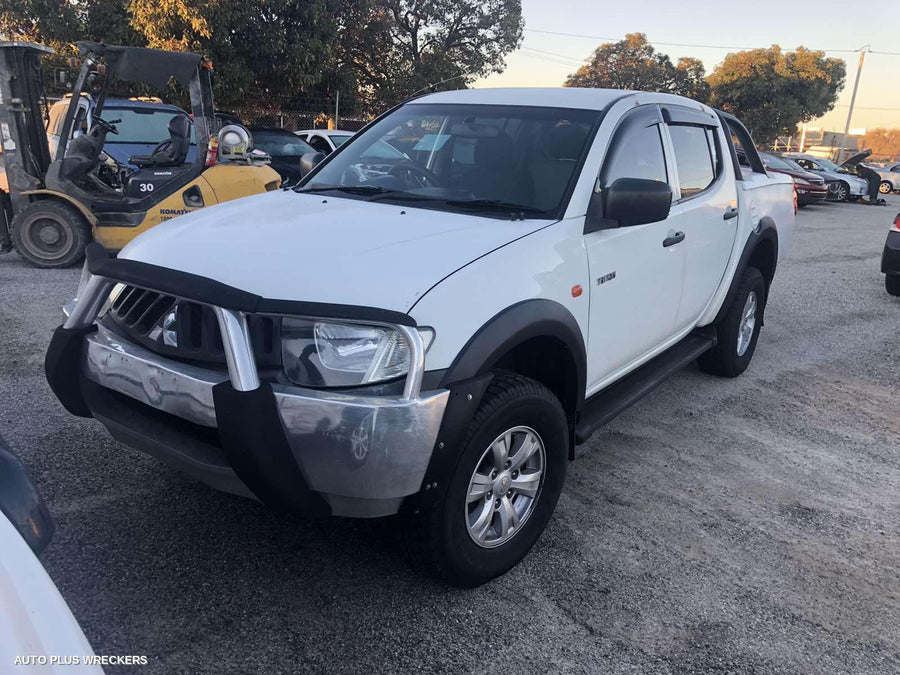 2007 Mitsubishi Triton Left Guard