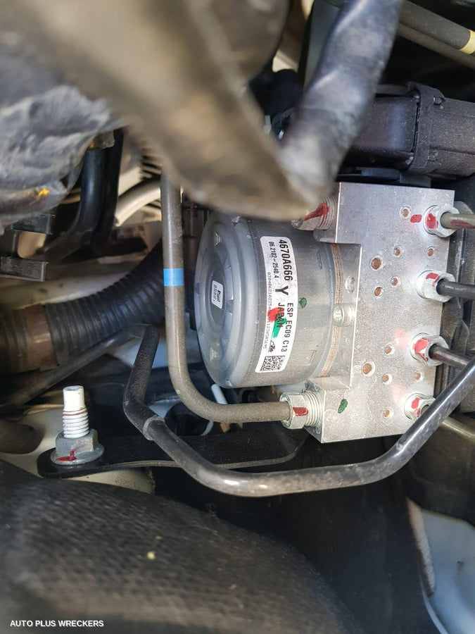 2013 Mitsubishi Outlander Left Front Window Reg Motor