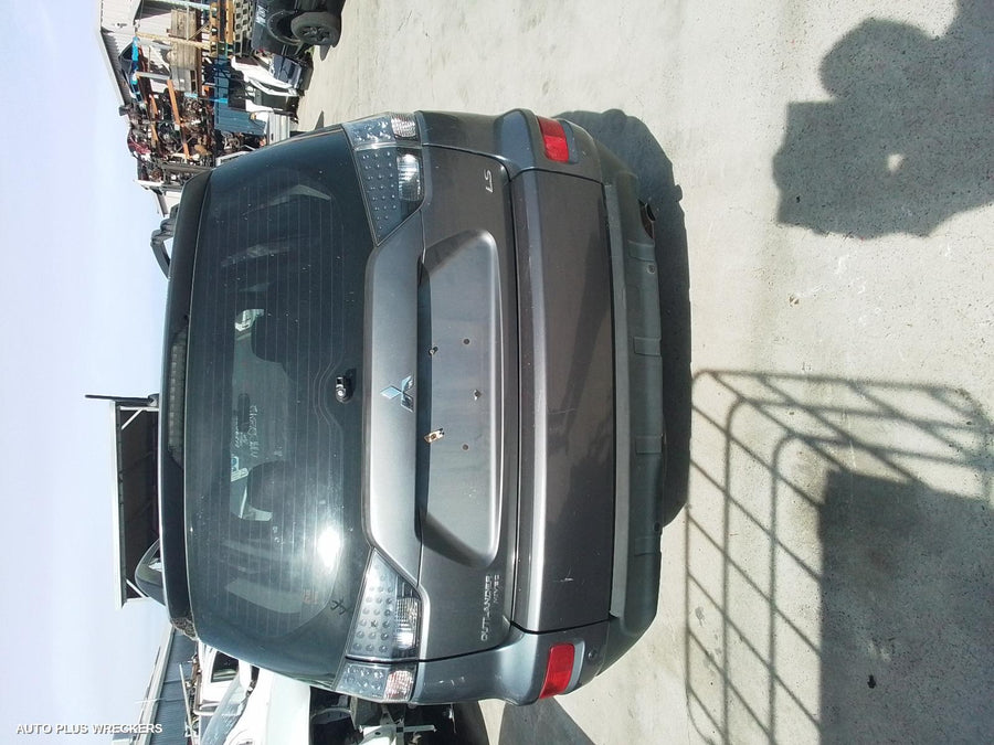 2010 Mitsubishi Outlander Left Taillight