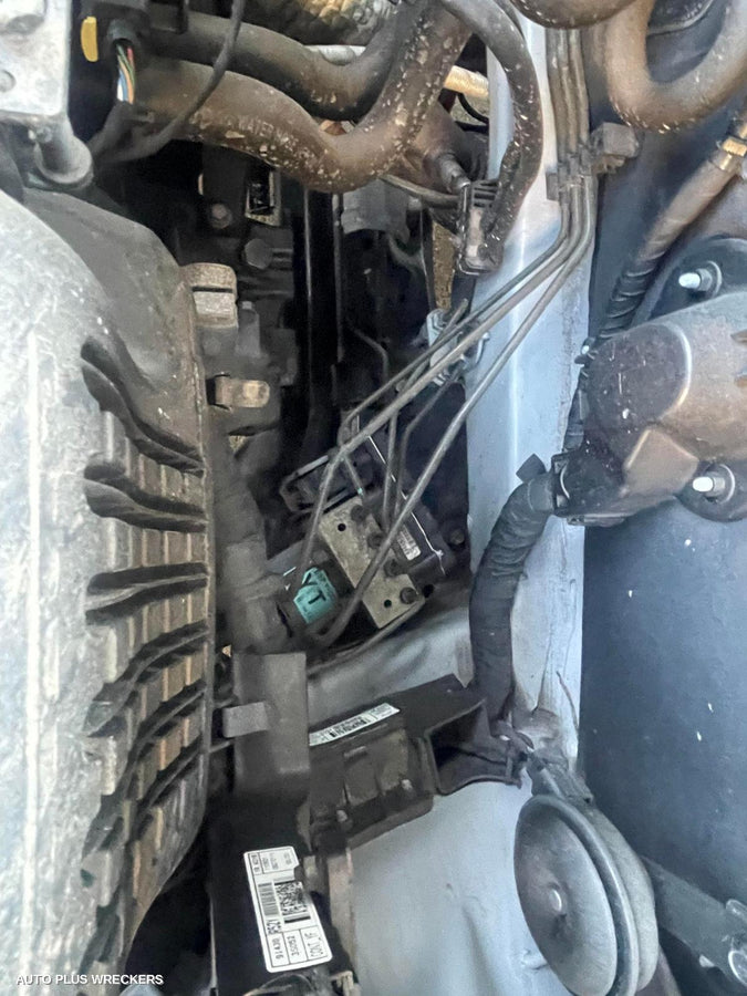 2011 Hyundai I45 Left Front Door