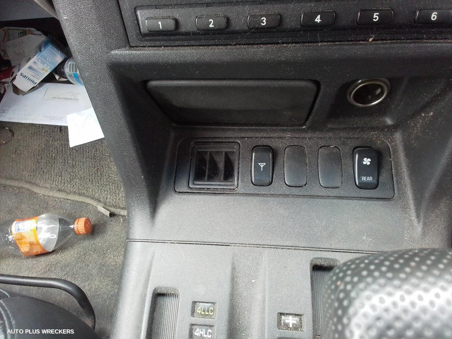 2000-2006 Mitsubishi Pajero Right Front Door Window