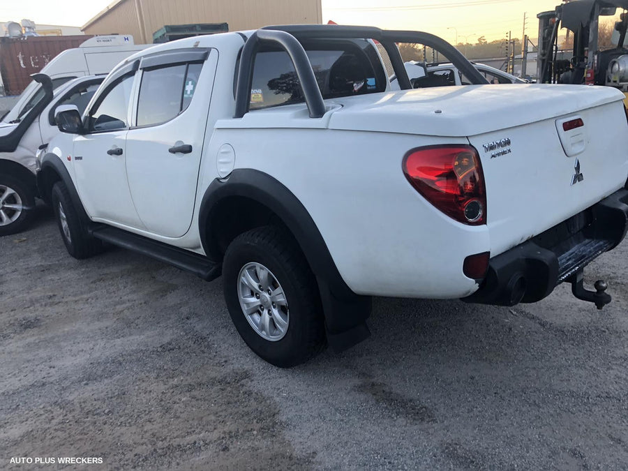 2007 Mitsubishi Triton Left Guard