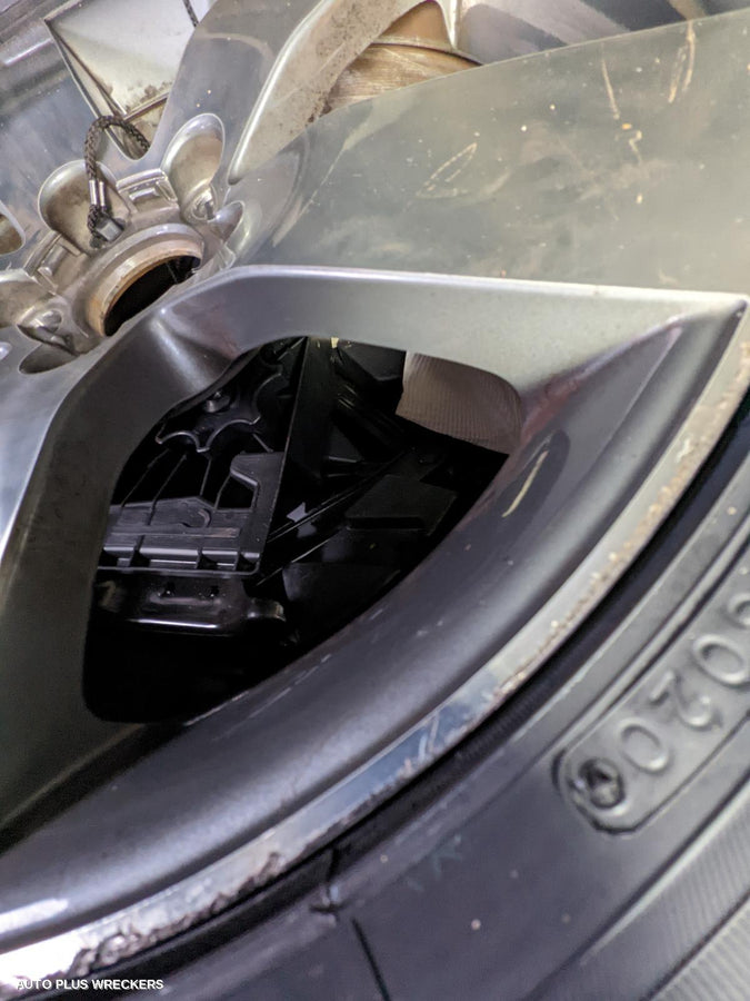 2013 Holden Commodore Left Front Hub Assembly