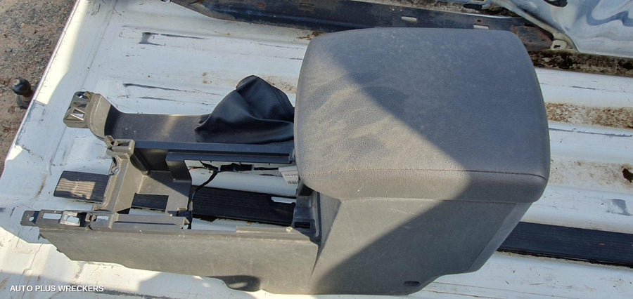 2006 Nissan Navara Console