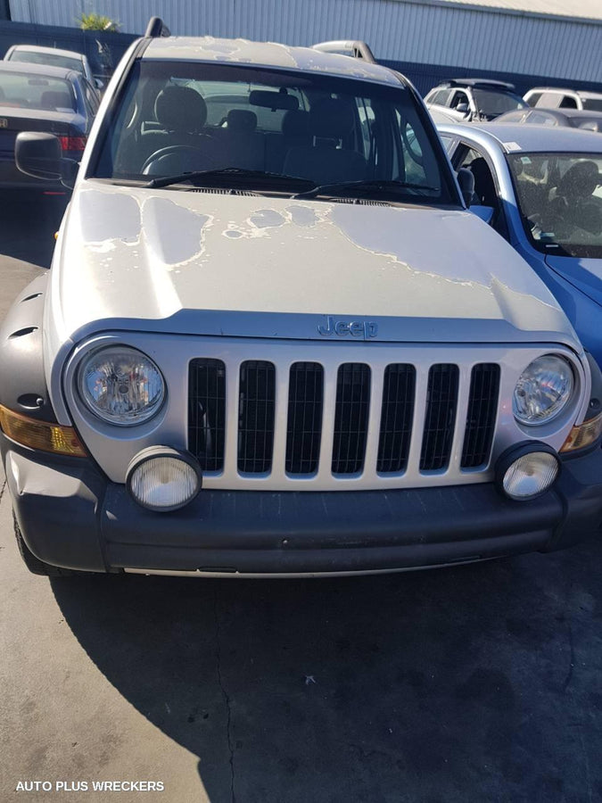 2005 Jeep Cherokee Left Front Door