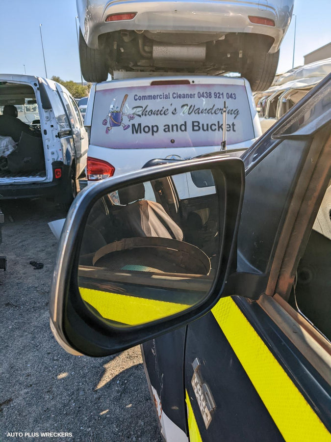 2017 Isuzu Dmax Left Front Door