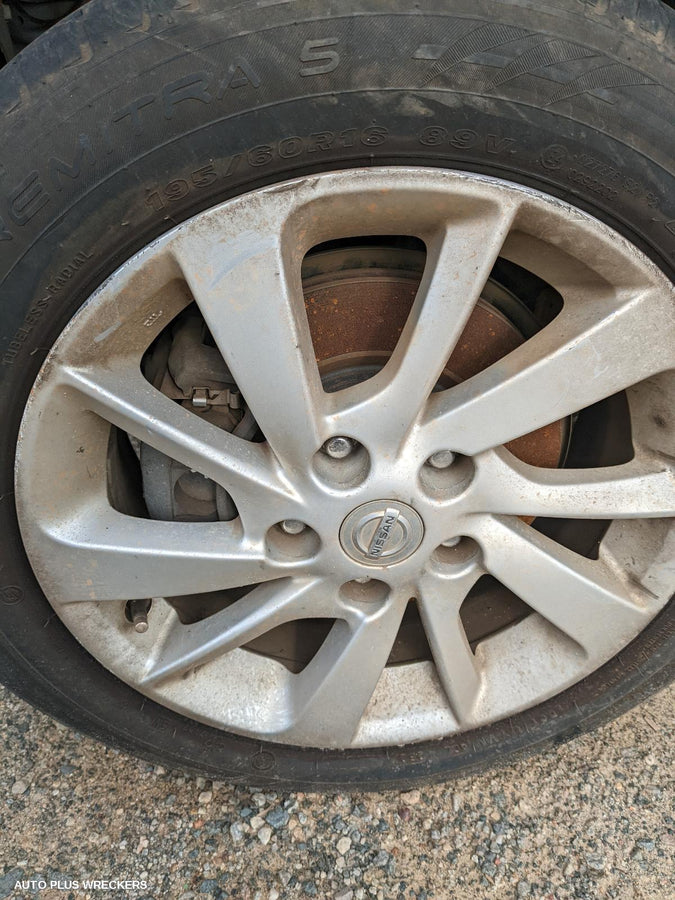 2015 Nissan Pulsar Right Rear Door Sliding