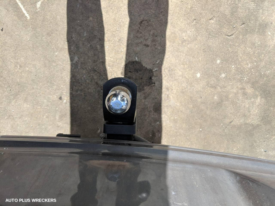 2007 Mitsubishi 380 Right Front Door