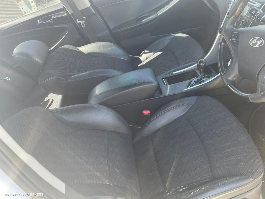 2011 Hyundai I45 Rear Garnish