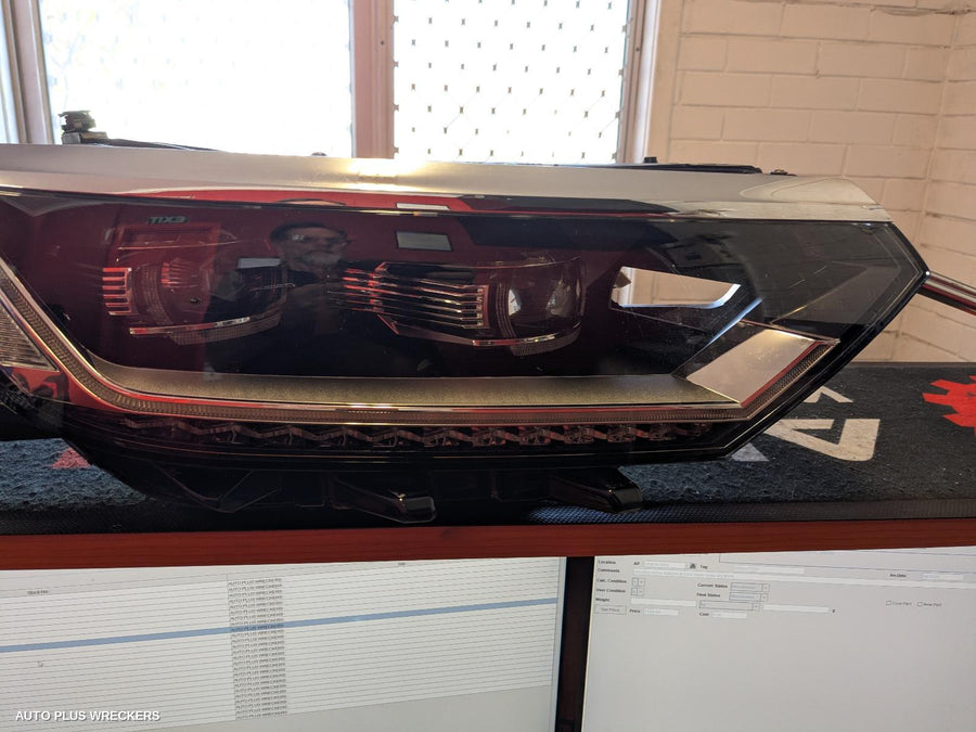 2015-2019 Volkswagen Passat Right Headlamp