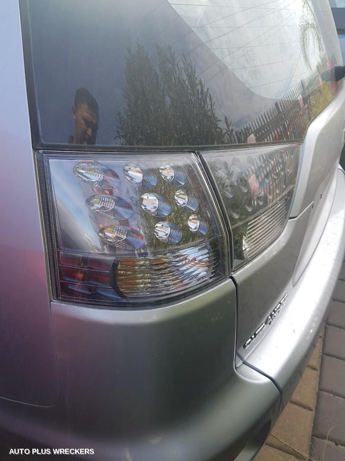 2010 Mitsubishi Outlander Left Front Door