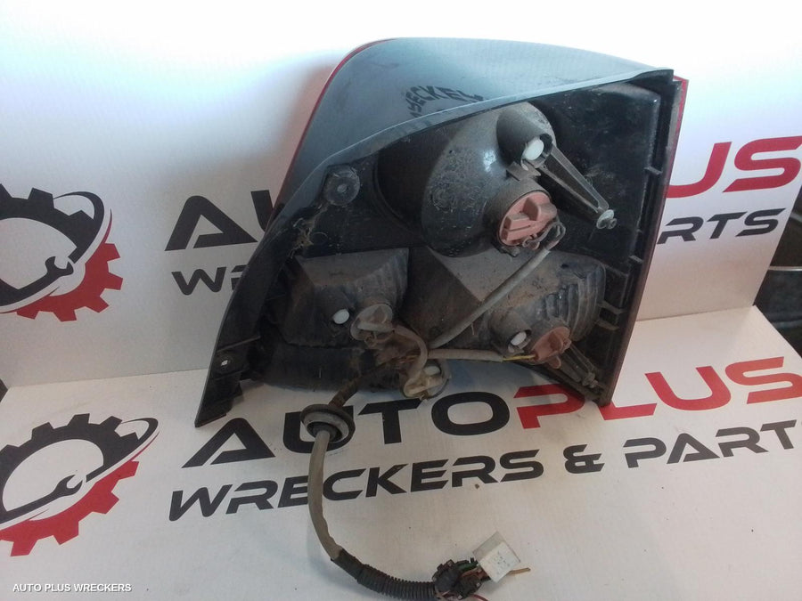 2004 Kia Sorento Left Taillight