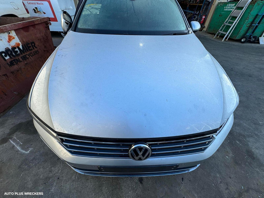 2016 Volkswagen Passat Headrest