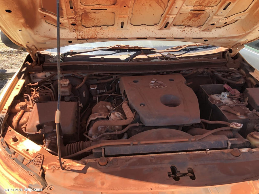 2016 Mitsubishi Triton Left Front Door Window