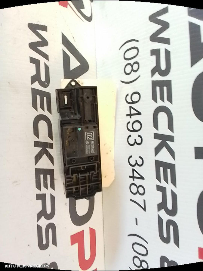 2015-2021 Mitsubishi Triton Pwr Dr Wind Switch