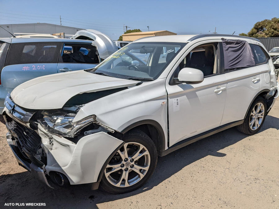 2014 Mitsubishi Outlander Left Front Door