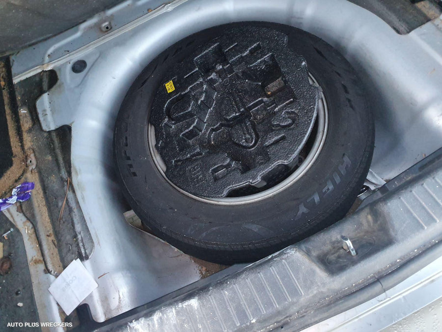 2011 Hyundai I45 Left Front Door