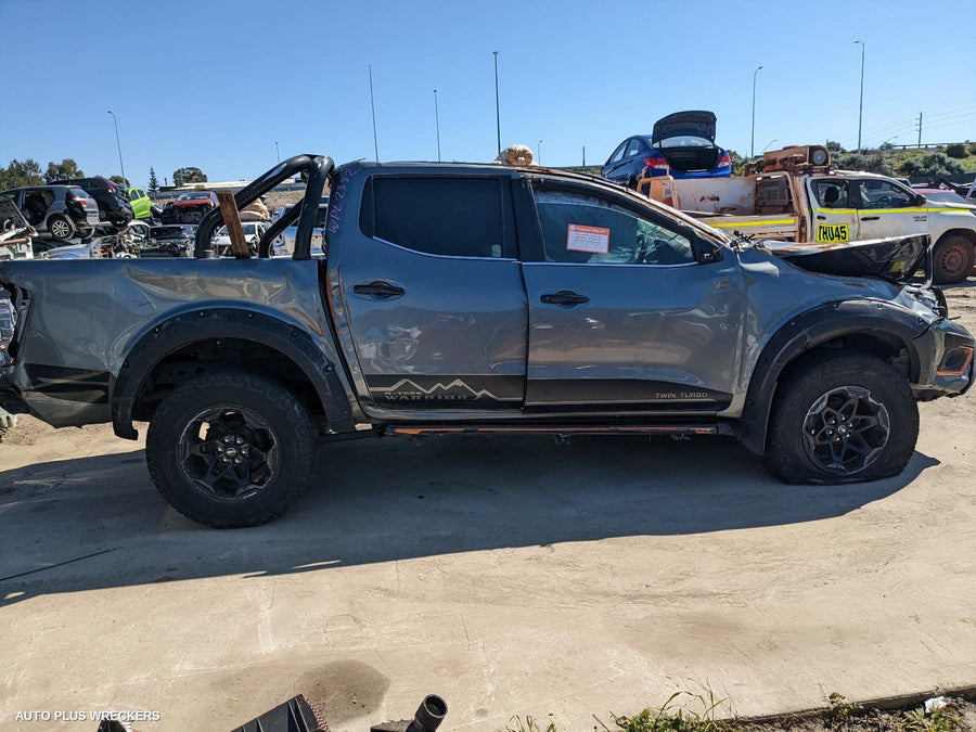 2020 Nissan Navara Headrest