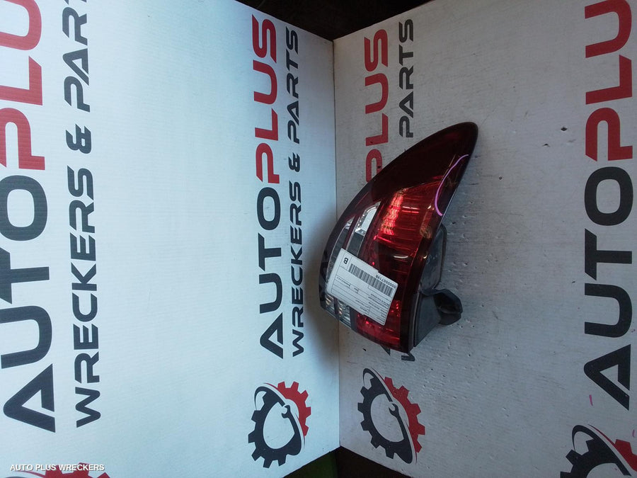 2004 TOYOTA TARAGO LEFT TAILLIGHT