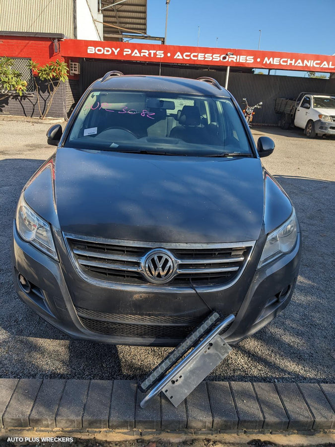 2011 Volkswagen Tiguan Left Taillight