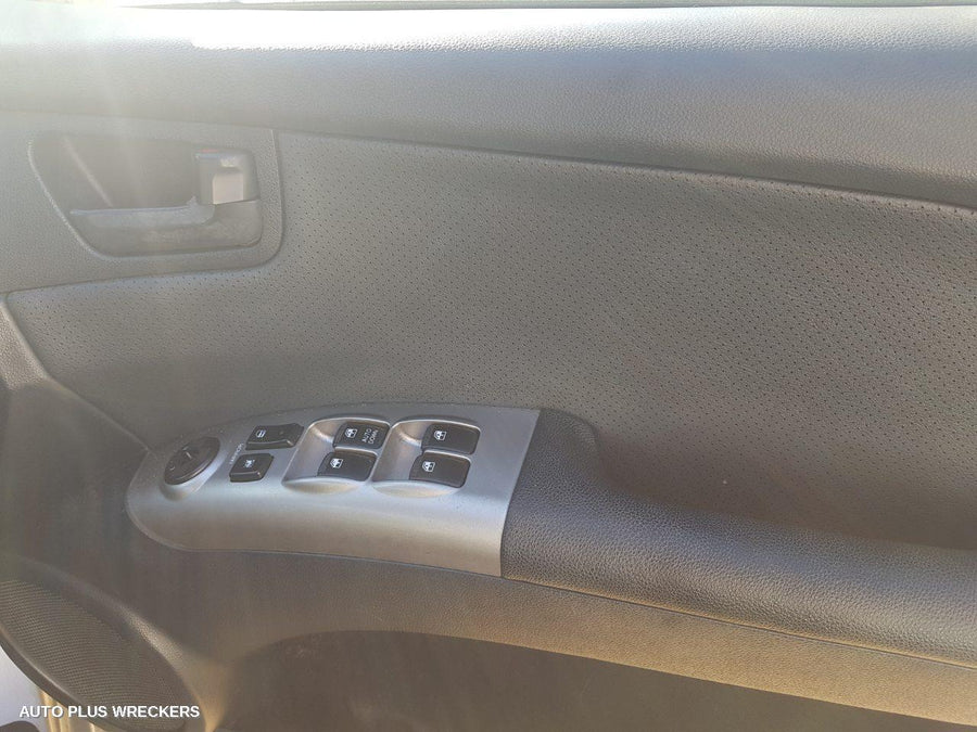 2008 KIA SPORTAGE LEFT FRONT DOOR