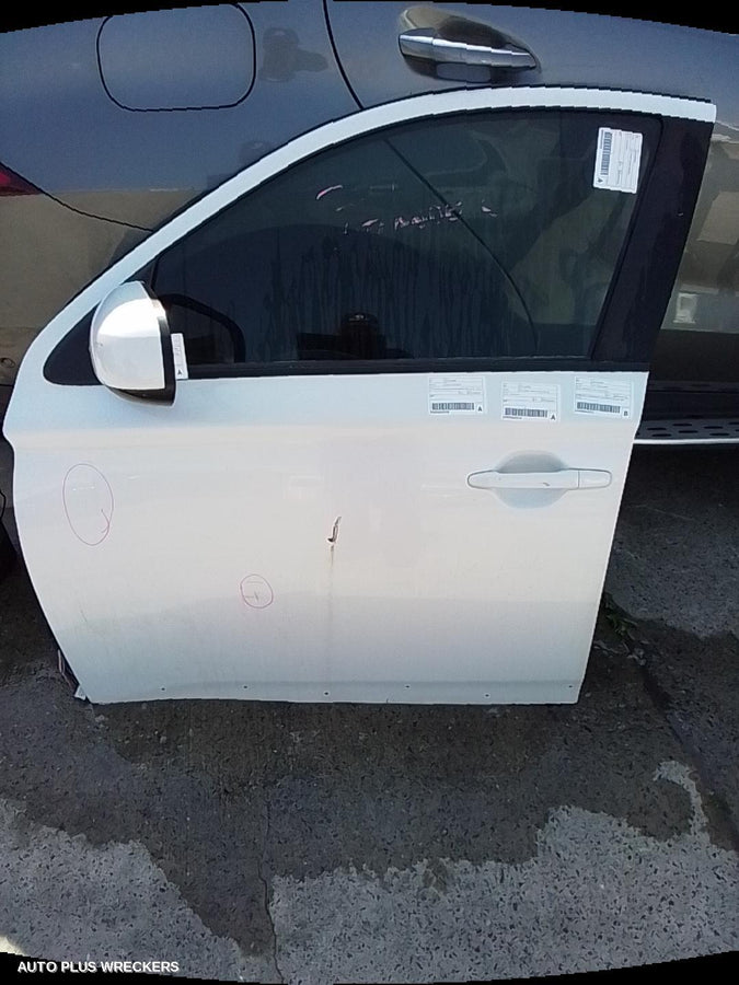 2019 Mitsubishi Outlander Left Front Door