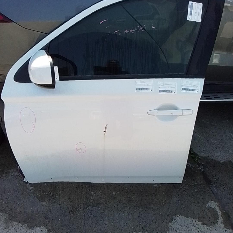2019 Mitsubishi Outlander Left Front Door