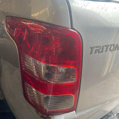 2018 Mitsubishi Triton Right Front Window Reg Motor