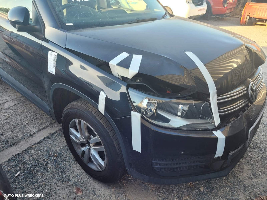 2012 Volkswagen Tiguan Left Taillight